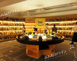 まるでお酒の図書館！Amazonならではの品揃えとサービスを体感できる期間限定バー『Amazon Bar』