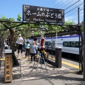 塩尻駅「ホームのぶどう園」、メルローとナイアガラの誘引結束、芽欠き作業を2023年5月に実施