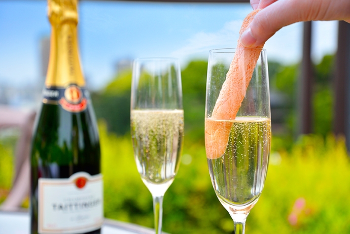 キュートなピンクの焼き菓子「ビスキュイローズ」と厳選シャンパンを楽しむ『シャンパンガーデン 2023』