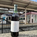 【限定130本】日本で唯一駅ホームの葡萄園から生まれる「塩尻駅メルロ2025」リニューアルして発売