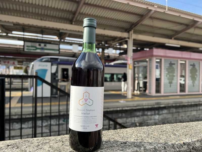 【限定130本】日本で唯一駅ホームの葡萄園から生まれる「塩尻駅メルロ2025」リニューアルして発売